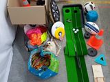 une boîte contenant divers objets posée par terre à côté d'une autre boîte contenant divers objets
