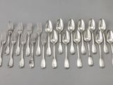 beaucoup de cuillères et de fourchettes en argent sur la table