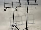 deux pupitres sur lesquels sont posés d'autres pupitres