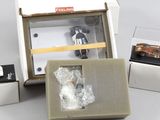 une boîte contenant un camion et une voiture miniatures