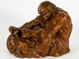 statue en bronze représentant un homme assis sur un rocher avec un chien