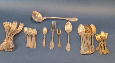 de nombreuses cuillères et fourchettes en argent sur un fond bleu