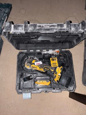 une caisse à outils avec des outils sur le sol