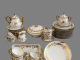 une image d'un groupe de plats, de tasses et de soucoupes en porcelaine