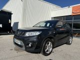 une voiture noire garée devant un bâtiment devant un bâtiment