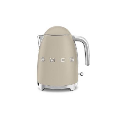 La bouilloire Smeg est beige et porte l'inscription « Smeg ».