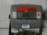 une image représentant une balance numérique sur laquelle figure une horloge