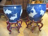 une paire de vases bleus et blancs ornés de motifs représentant des poissons
