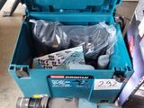 une boîte à outils bleue avec des outils sur une table