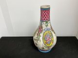 un vase posé sur une surface noire