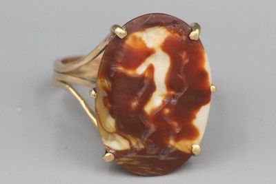 Bague en or ornée d’une intaille gravée d’un personnage fémi…