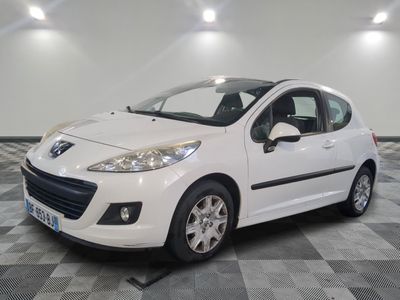 la petite voiture blanche est garée sur un carrelage à carreaux