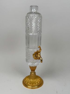 un vase en verre orné d'un motif doré
