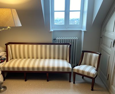 Partie de mobilier de salon de style Néoclassique en bois na…