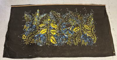un tissu noir orné de fleurs jaunes et bleues