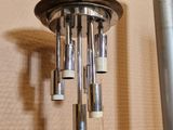 un lustre en métal et en verre suspendu au plafond