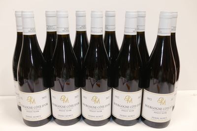 six bouteilles de vin sont alignées sur une table