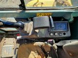 vue du tableau de bord d'un tracteur avec le panneau de commande allumé