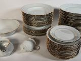 beaucoup d'assiettes et de tasses sur la table