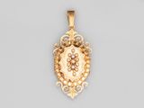 un pendentif en or et diamants