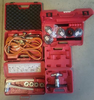 une boîte à outils rouge avec des outils sur le sol