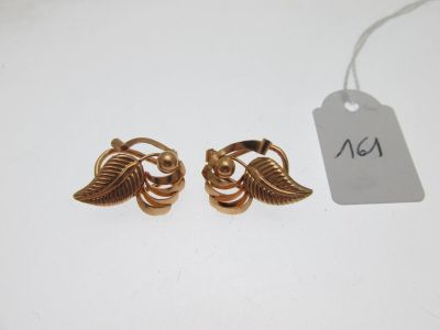 une paire de boucles d'oreilles en or ornées de feuilles