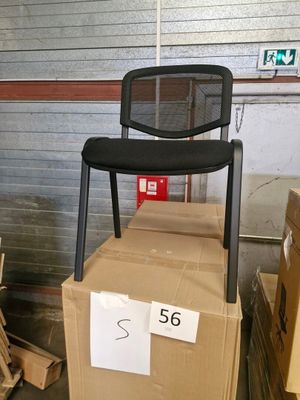 une pile de cartons sur laquelle est posée une chaise