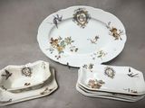 trois assiettes et un plateau ornés de fleurs et d'oiseaux