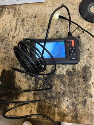 un téléphone portable branché sur un chargeur