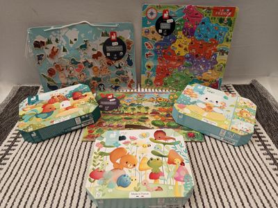 Plusieurs livres pour enfants sont posés les uns à côté des autres sur une table.