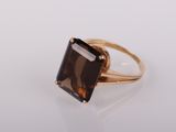 une bague en or sertie d'un quartz fumé au centre