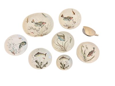 six assiettes ornées de motifs différents, posées sur un fond blanc
