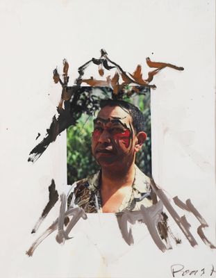 une photo d'un homme avec un oiseau sur la tête