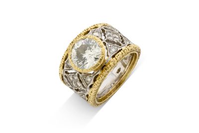 une bague en diamant et en or, signée Van Cleef