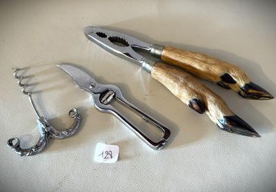 une paire de ciseaux et une paire de ciseaux à côté d'une paire de ciseaux