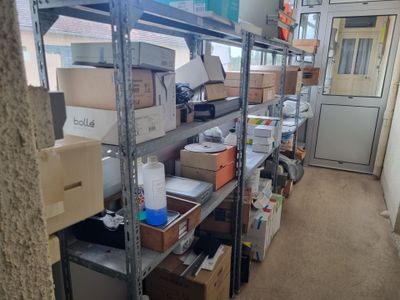 une pièce avec beaucoup de boîtes et de cartons sur les étagères