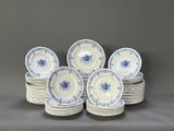 plusieurs assiettes bleues et blanches empilées les unes sur les autres