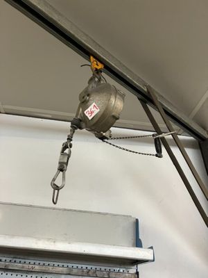 une grue suspendue au plafond d'un garage