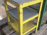 une table jaune et verte posée sur une palette dans un entrepôt