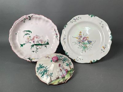 trois assiettes ornées de motifs d'oiseaux et de fleurs sur un fond gris