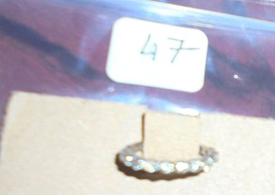 une photo d'une bague en argent sur laquelle figure un numéro