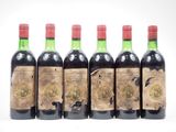 six bouteilles de vin sont alignées sur une surface blanche