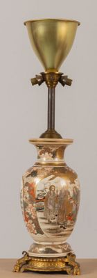 JAPON, Satsuma Vase en céramique à décor d'immortels, la mon…