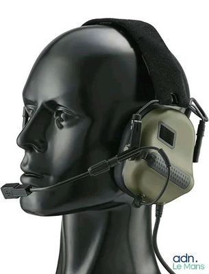 la tête d'un mannequin portant un casque audio et un casque