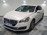 la voiture blanche est garée sur un sol en damier dans le garage