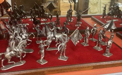 de nombreuses figurines de chevaliers exposées dans une vitrine
