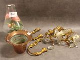 un grand nombre d'objets posés sur une table
