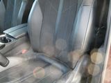 une photo de l'intérieur d'une voiture avec des sièges en cuir noir