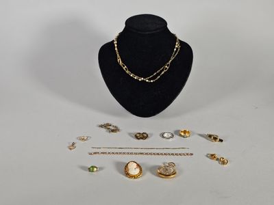 un assortiment de bijoux comprenant un collier, un bracelet et une bague