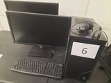 un ordinateur de bureau posé sur une table avec un clavier et une souris